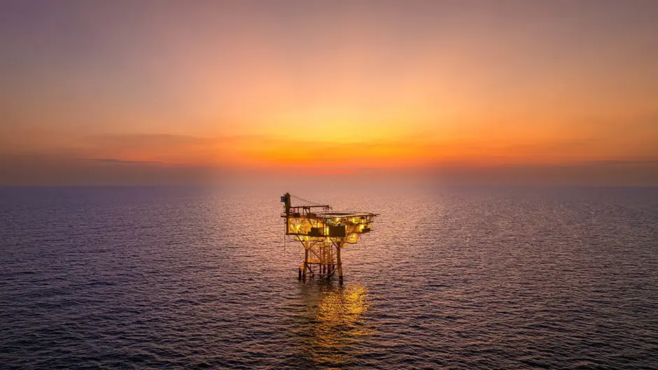 Petroleum station in the sea: Differences betwen Land Rigs and Offshore Rigs