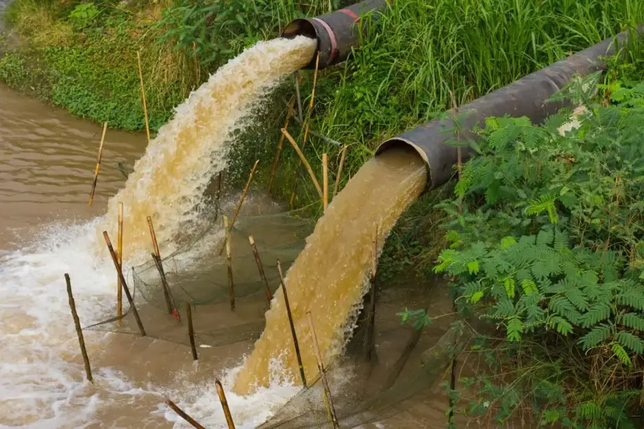 Water flow stops away from the sewer into the river